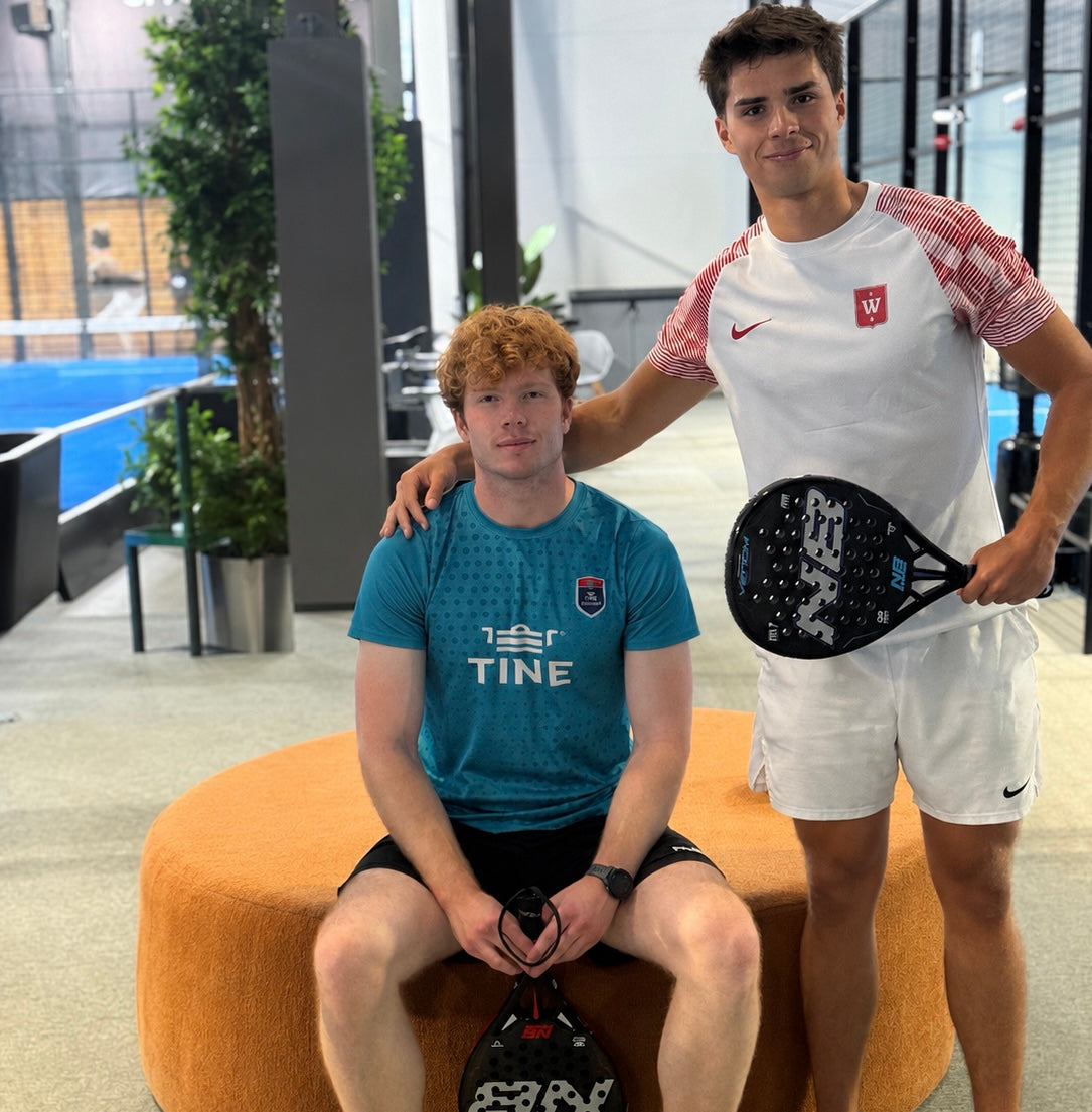 Hvorfor lukter føttene etter padel? Slik holder du dem luktfrie